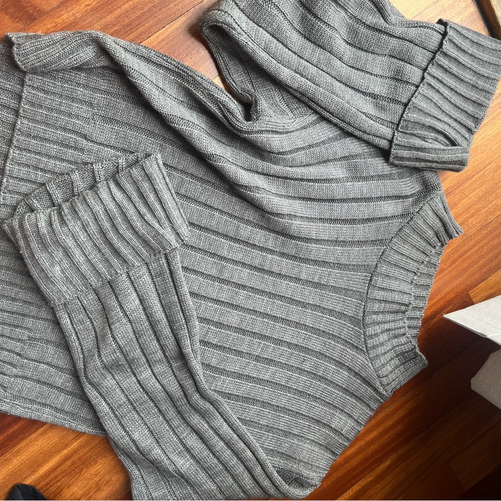 Wide arm grey sweater!